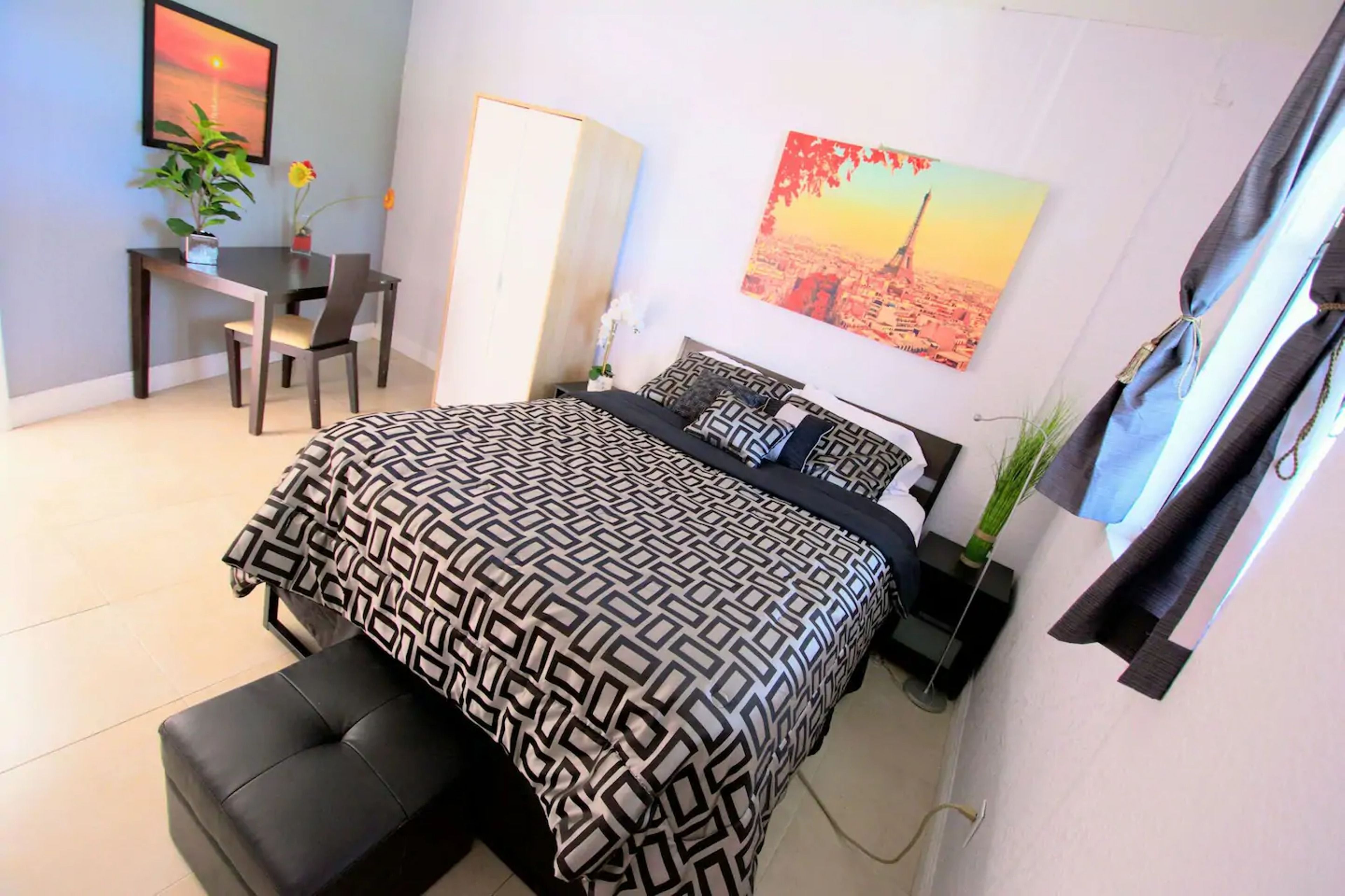 Decoración personalizada, wifi gratis y ropa de cama 