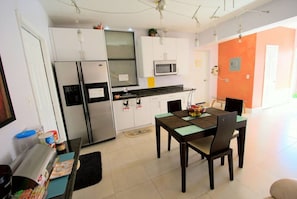 Fridge, microwave, oven, stovetop - Magic House by Traveline Plus (Hollywood)