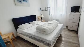 4 slaapkamers, een strijkplank/strijkijzer, reisbedje, gratis wifi