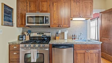 House (5 Bedrooms) | Private kitchen | Full-size fridge, microwave, oven, stovetop