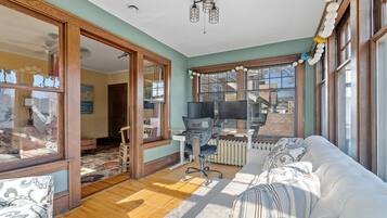 House (5 Bedrooms) | Living room | TV