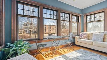 House (5 Bedrooms) | Living room | TV