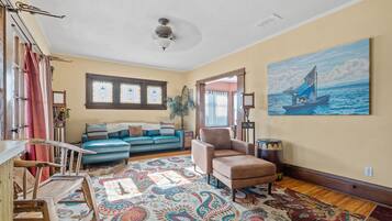 House (5 Bedrooms) | Living room | TV