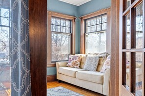 House (5 Bedrooms) | Living room | TV