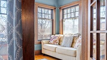 House (5 Bedrooms) | Living room | TV