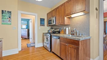 Maison (5 Bedrooms) | Cuisine privée | Grand réfrigérateur, micro-ondes, four, plaque de cuisson