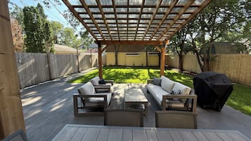 House (5 Bedrooms) | Exterior