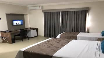 LUXO TRIPLO CASAL | Frigobar, escrivaninha, cortinas blackout, Wi-Fi de cortesia