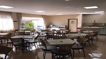 Café da manhã com buffet grátis todos os dias