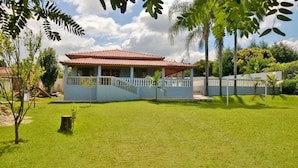 A house with a red-tiled roof, a covered porch, and a fenced yard. - Sítio em Araçoiaba da Serra (Araçoiaba da Serra)