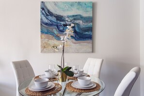 Appartamento Luxury, letti multipli, accessibile ai disabili, vista città | Pasti in camera