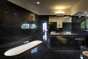 Douche, sèche-cheveux, bidet, serviettes fournies