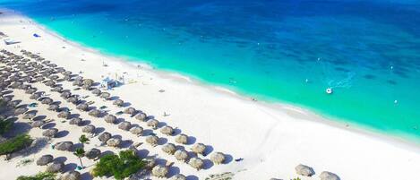 Playa en los alrededores, camastros y toallas de playa