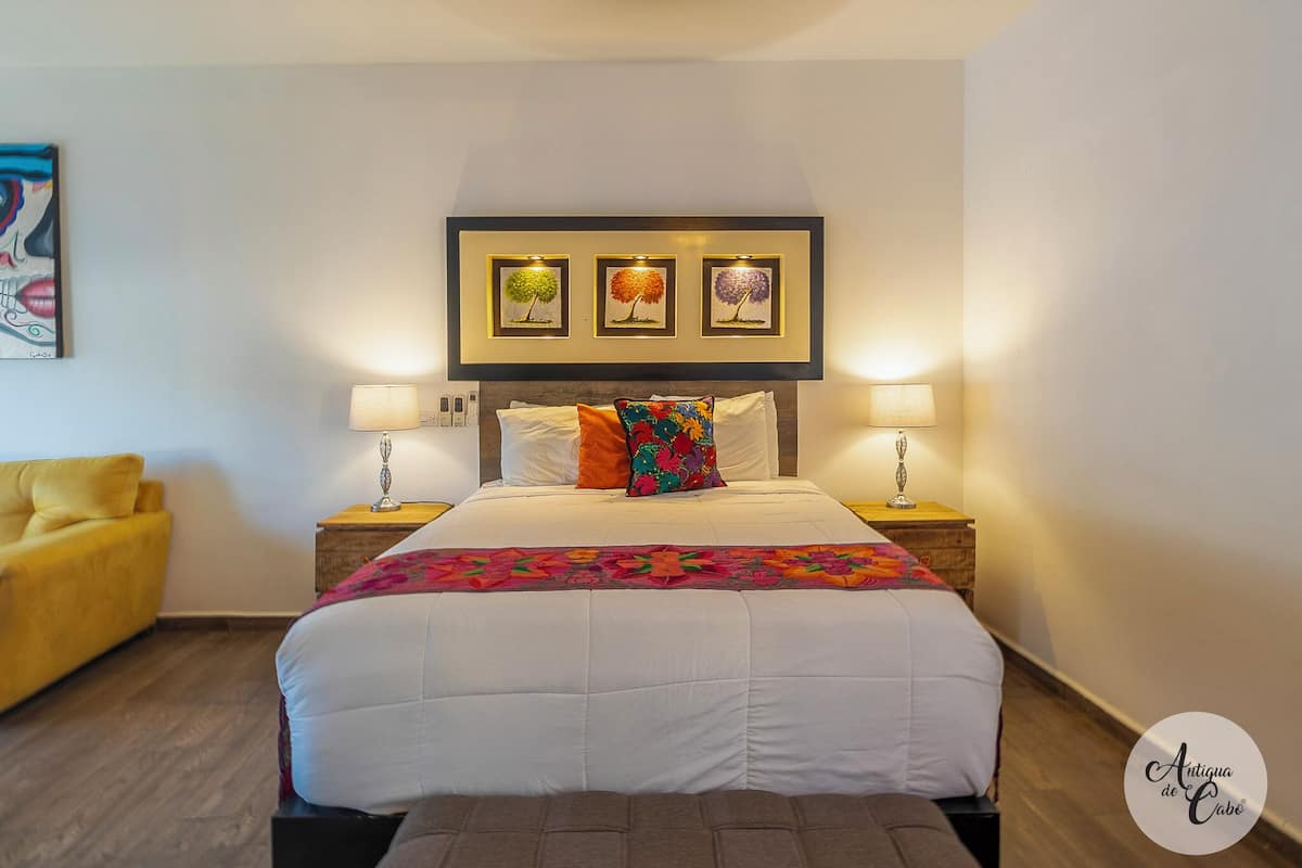 Comfort Studio, 1 Queen Bed with Sofa bed, Pool Access | In-room safe, blackout drapes, iron/ironing board, free WiFi