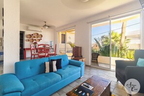 舒适别墅, 2 间卧室, 使用泳池 | 起居区 | 50-英寸智能电视（配备数码频道）、电视、Netflix