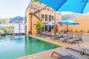 Outdoor pool, pool umbrellas, pool loungers - Antigua de Cabo (Cabo San Lucas)
