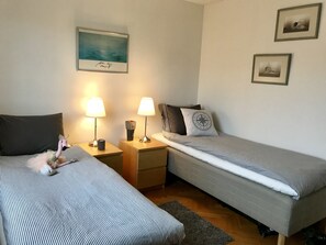 2 bedrooms, iron/ironing board, free WiFi, bed sheets - Unique location and wonderful sea view in Rönnäng, Tjörn! (Tjörn S)