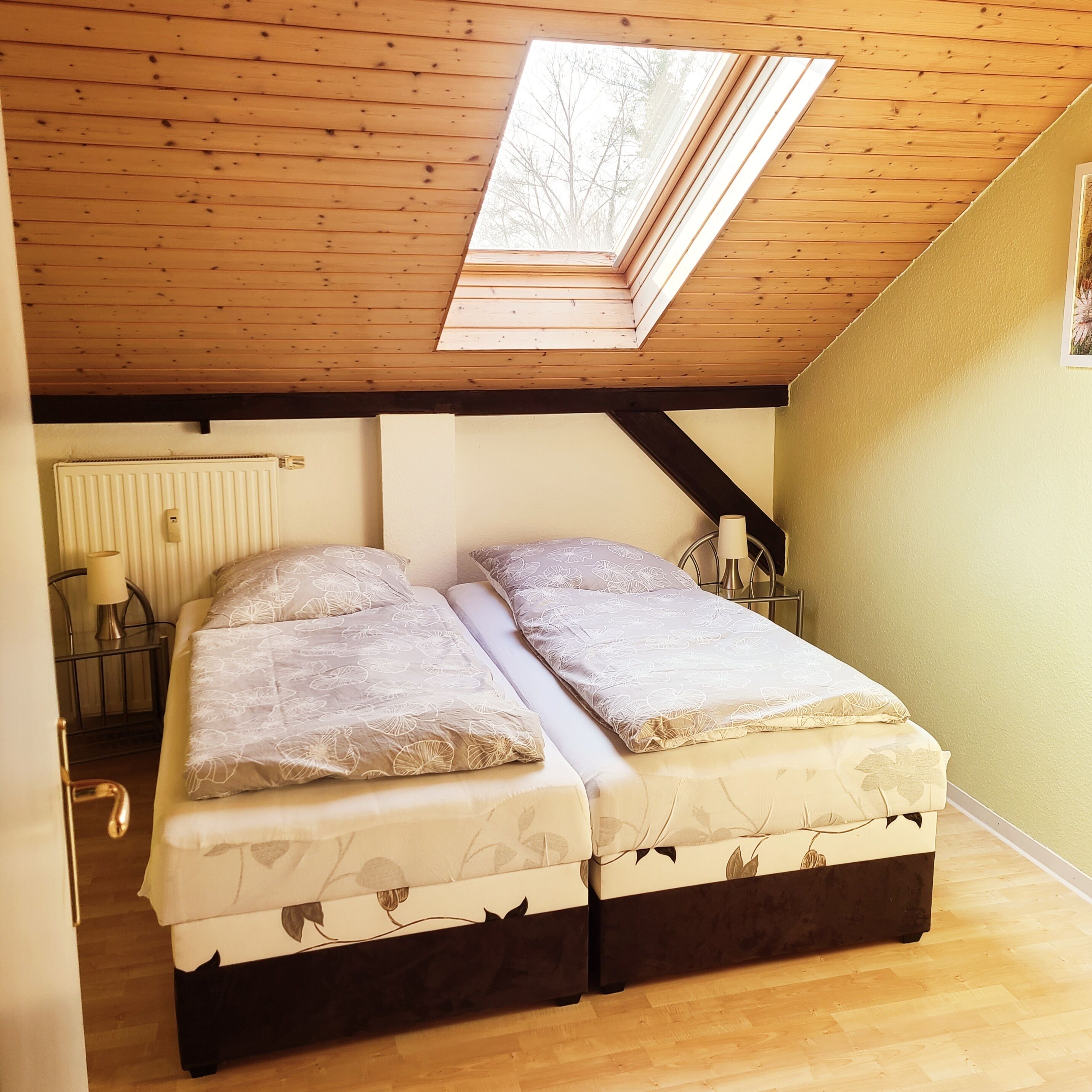 2 bedrooms, travel crib, free WiFi, bed sheets
