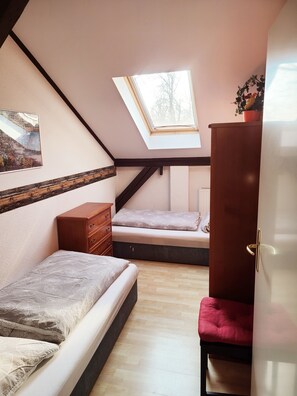 2 bedrooms, travel cot, free WiFi, bed sheets