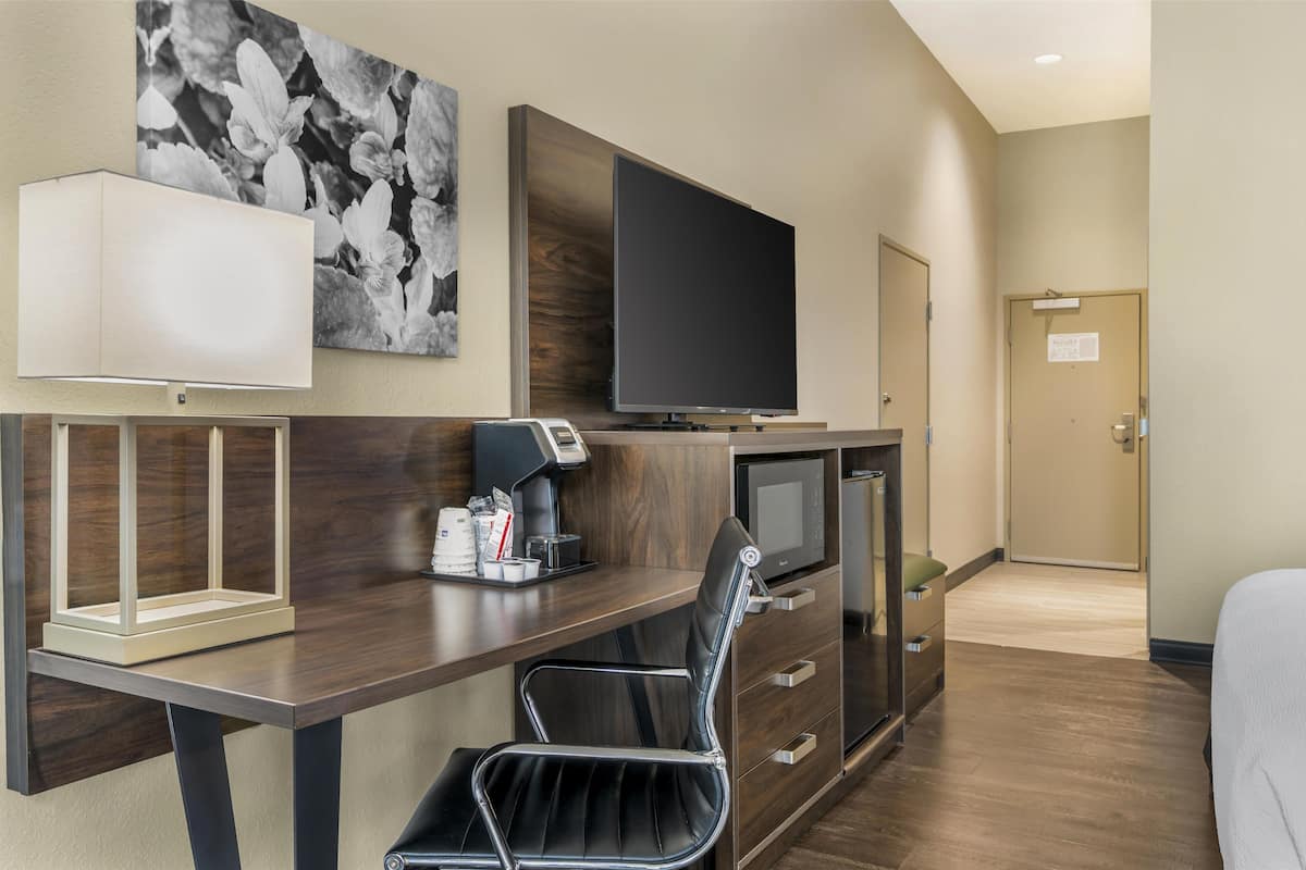 standard room, 1 king bed, accessible, non smoking | pillow-top beds, desk, iron/ironing board, free cots/infant beds