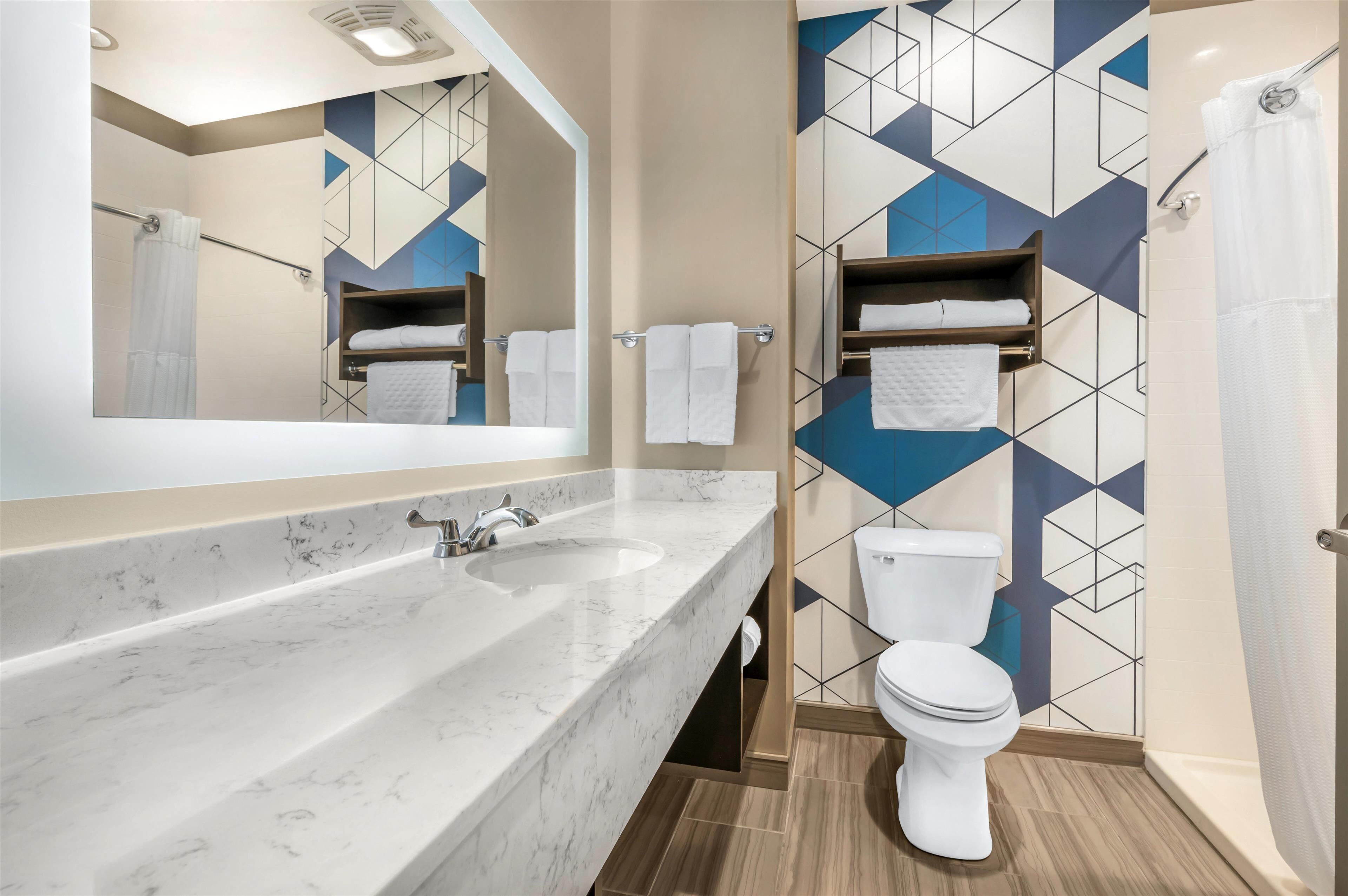 standard room, 1 king bed, non smoking, refrigerator & microwave | bathroom | combined shower/bathtub, free toiletries, hair dryer, towels