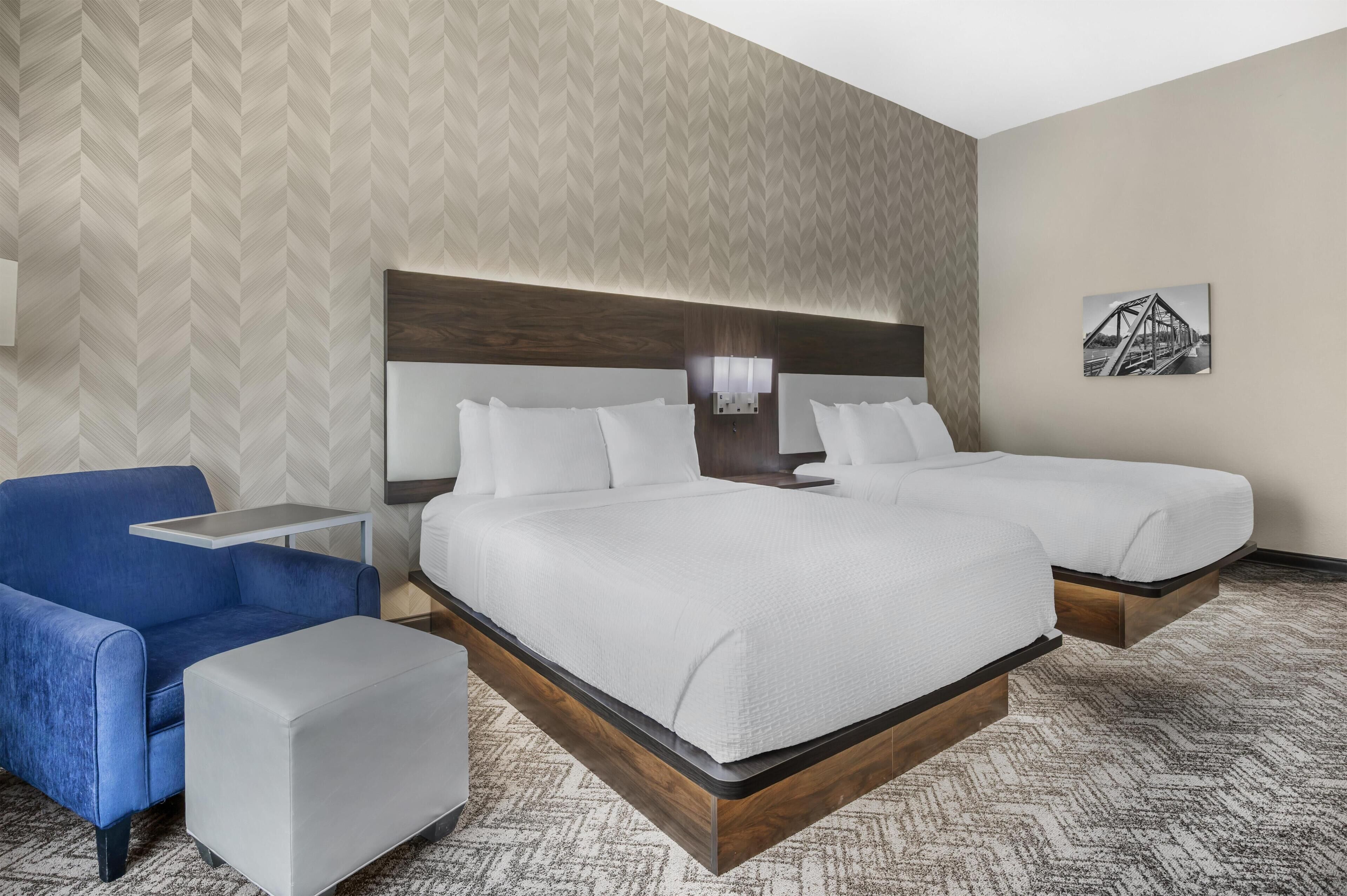 Suite, 2 queensize-senger, ikke-røyk, kjøleskap og mikrobølgeovn (with Sofabed) | Senger med overmadrass, skrivebord og strykejern/-brett