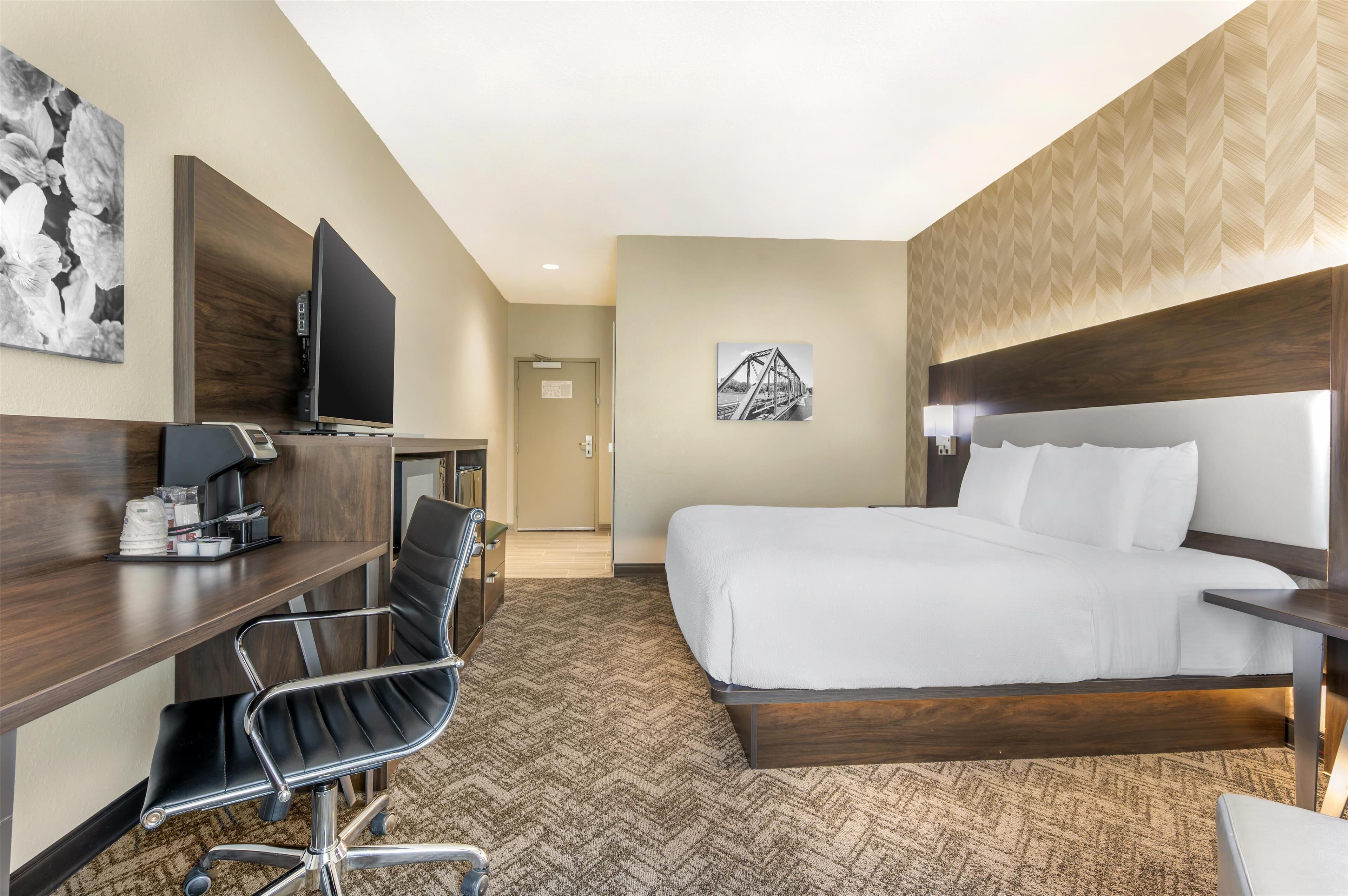 standard room, 1 king bed, non smoking, refrigerator & microwave | pillow-top beds, desk, iron/ironing board, free cots/infant beds