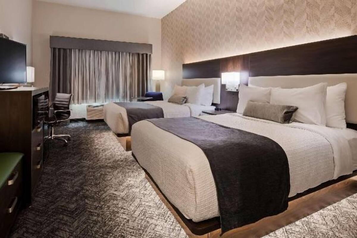 Pillowtop beds, desk, iron/ironing board, free cribs/infant beds