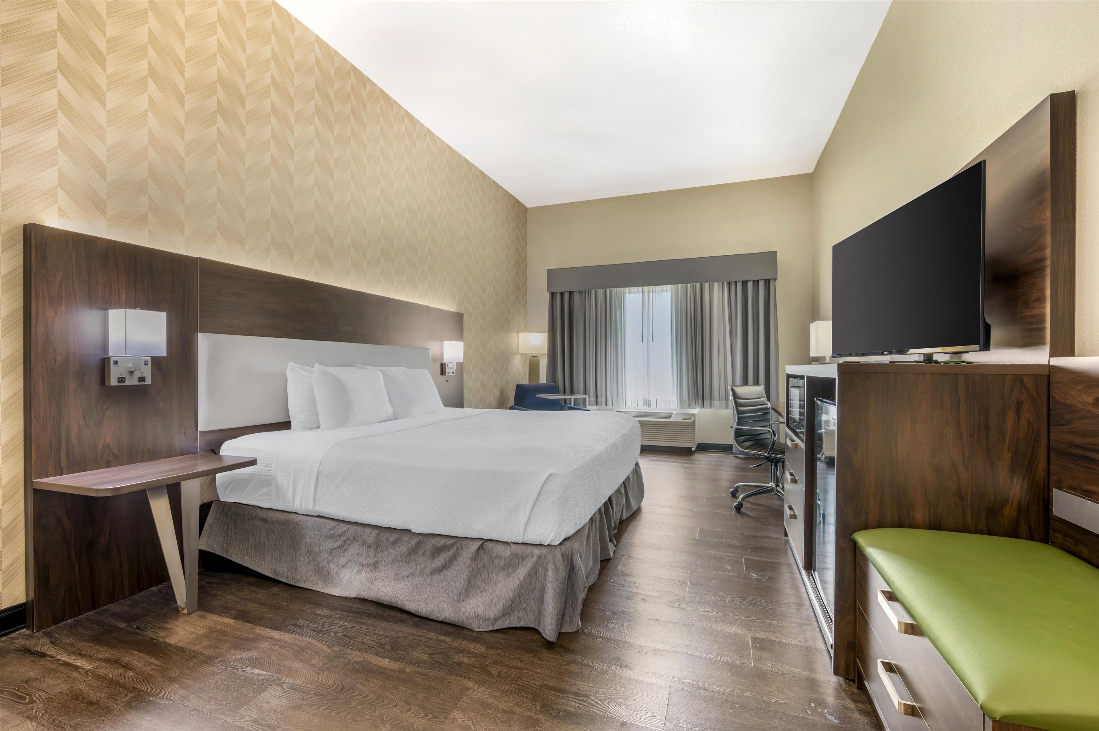 standard room, 1 king bed, accessible, non smoking | pillow-top beds, desk, iron/ironing board, free cots/infant beds