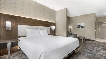 Suite, 1 très grand lit, non-fumeur, réfrigérateur et four à micro-ondes (with Sofabed) | Lit avec matelas à plateau-coussin, bureau, fer et planche à repasser