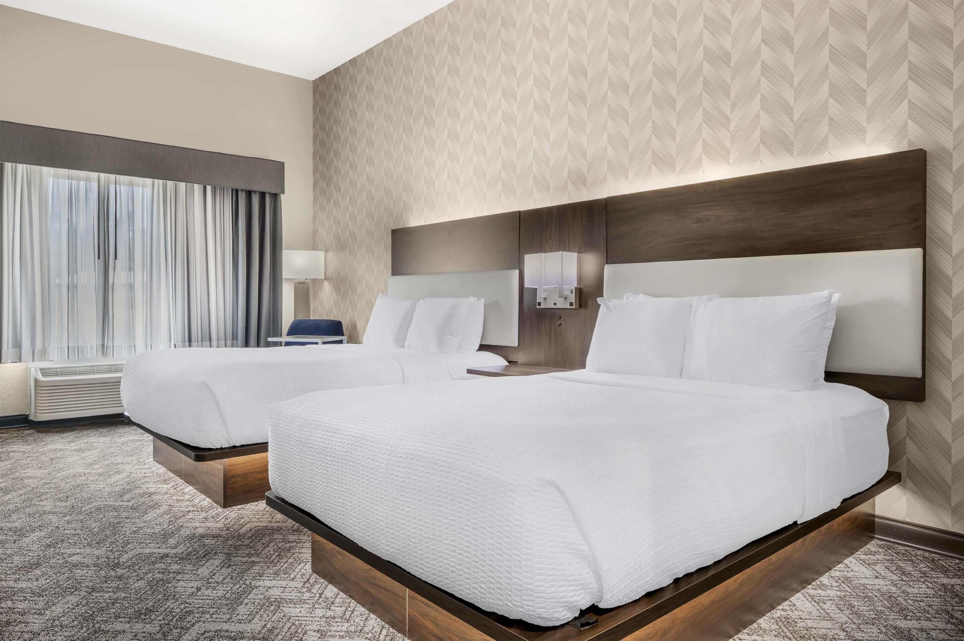 Rom – standard, 2 queensize-senger, ikke-røyk, kjøleskap og mikrobølgeovn | Senger med overmadrass, skrivebord og strykejern/-brett