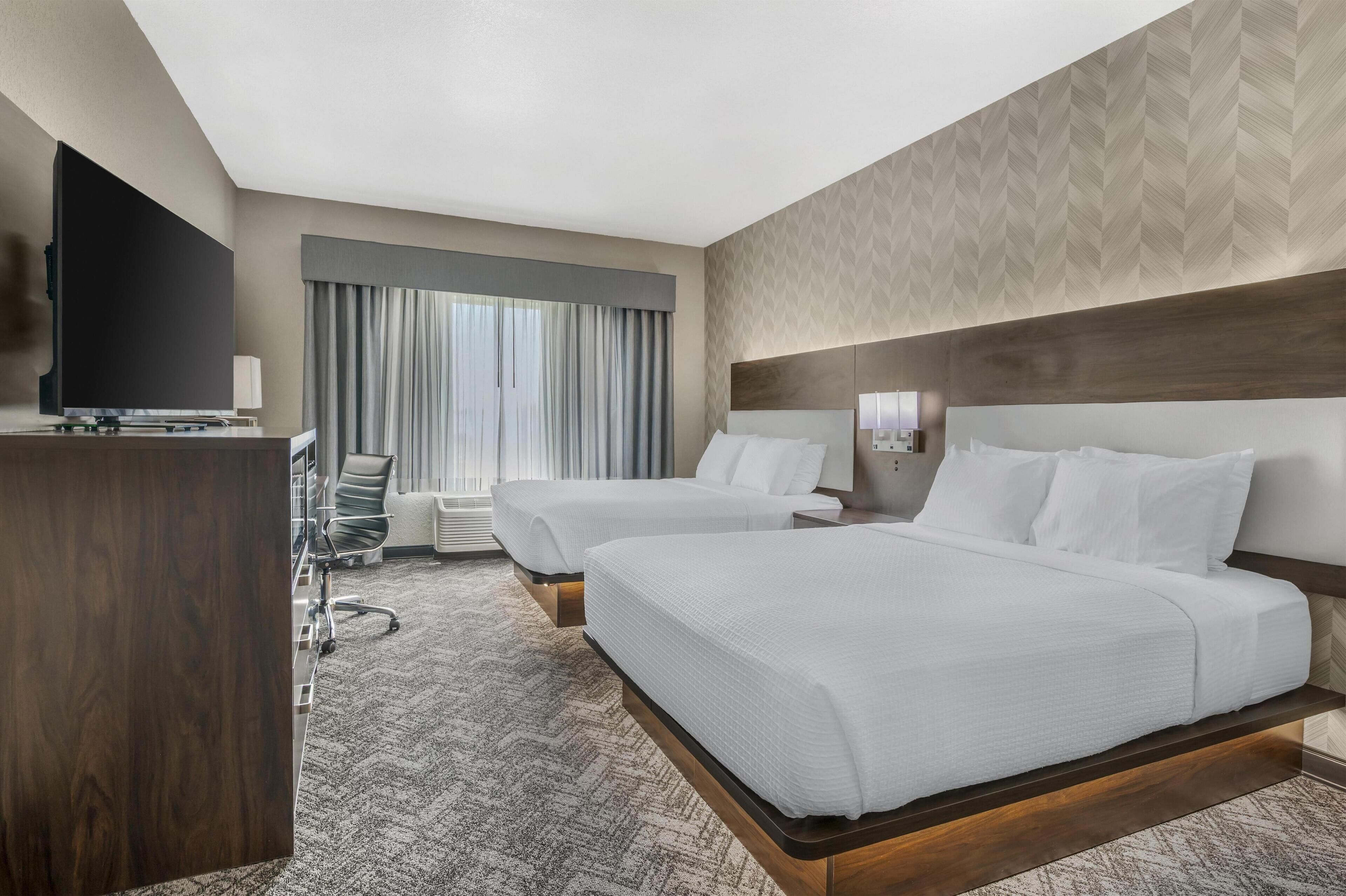 Rom – standard, 2 queensize-senger, tilgjengelighetstilpasset, ikke-røyk | Senger med overmadrass, skrivebord og strykejern/-brett