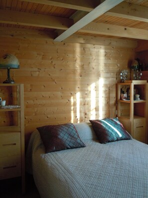 2 bedrooms, iron/ironing board, WiFi