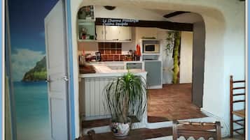Een koelkast, een microgolfoven, een oven, een kookplaat