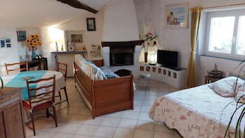 Iron/ironing board, free WiFi, bed sheets