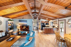 Smart TV, fireplace, video games, books - Private Chalet with Sauna, Minutes to Skiing/Golf (Bellaire)