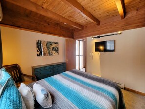 3 bedrooms, iron/ironing board, travel crib, free WiFi