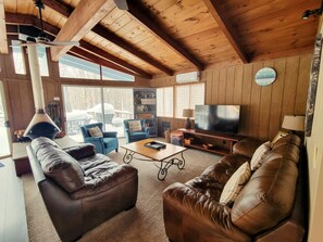Una Smart TV, una chimenea, videojuegos, libros