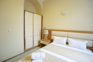 Deluxe Double Room, Balcony | Minibar, in-room safe, individually decorated, desk - Hotel Aristocrat (Tbilisi)