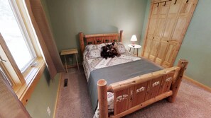 Hus (3 Bedrooms) | Sengetøy av topp kvalitet, skrivebord for bærbar PC og strykejern/-brett