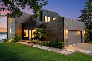 Villa (4 Bedrooms) | Front of property - Lakefront Luxury (Mound)