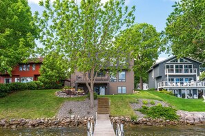Villa (4 Bedrooms) | Property amenity - Lakefront Luxury (Mound)