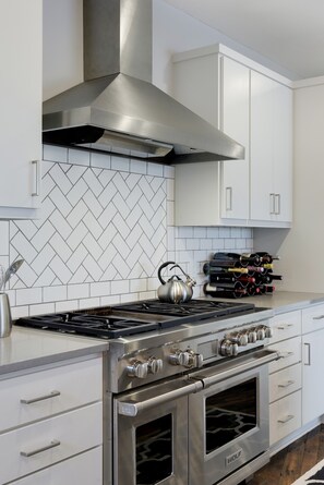 Villa (4 Bedrooms) | Property amenity - Lakefront Luxury (Mound)