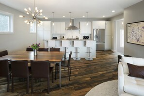 Villa (4 Bedrooms) | Property amenity - Lakefront Luxury (Mound)