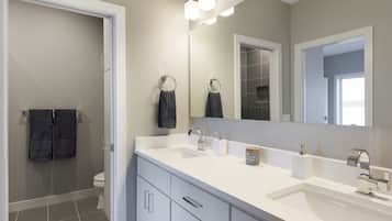 House (4 Bedrooms) | Bathroom | Shower, free toiletries, hair dryer, towels