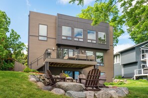 Villa (4 Bedrooms) | Property amenity - Lakefront Luxury (Mound)