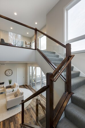 Villa (4 Bedrooms) | Property amenity - Lakefront Luxury (Mound)