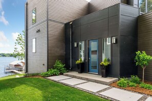 Villa (4 Bedrooms) | Property amenity - Lakefront Luxury (Mound)