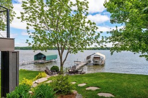 Villa (4 Bedrooms) | Property amenity - Lakefront Luxury (Mound)