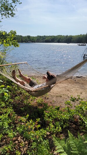 Sur la plage, chaise longue, serviettes de plage
